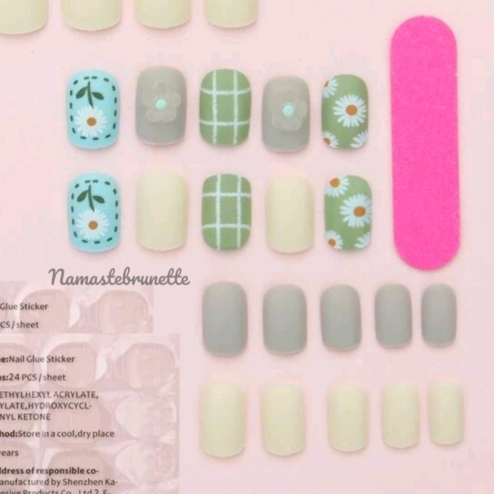 Daisy Press On Nails - Picture 7 of 10
